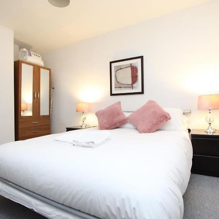 Spacious 1- Bedroom Apartment In E16 London Eksteriør billede