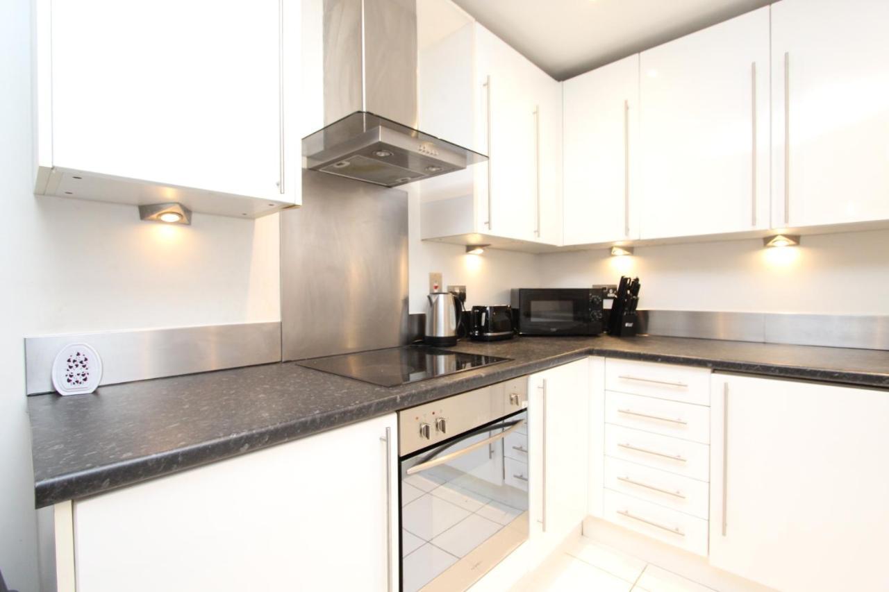 Spacious 1- Bedroom Apartment In E16 London Eksteriør billede