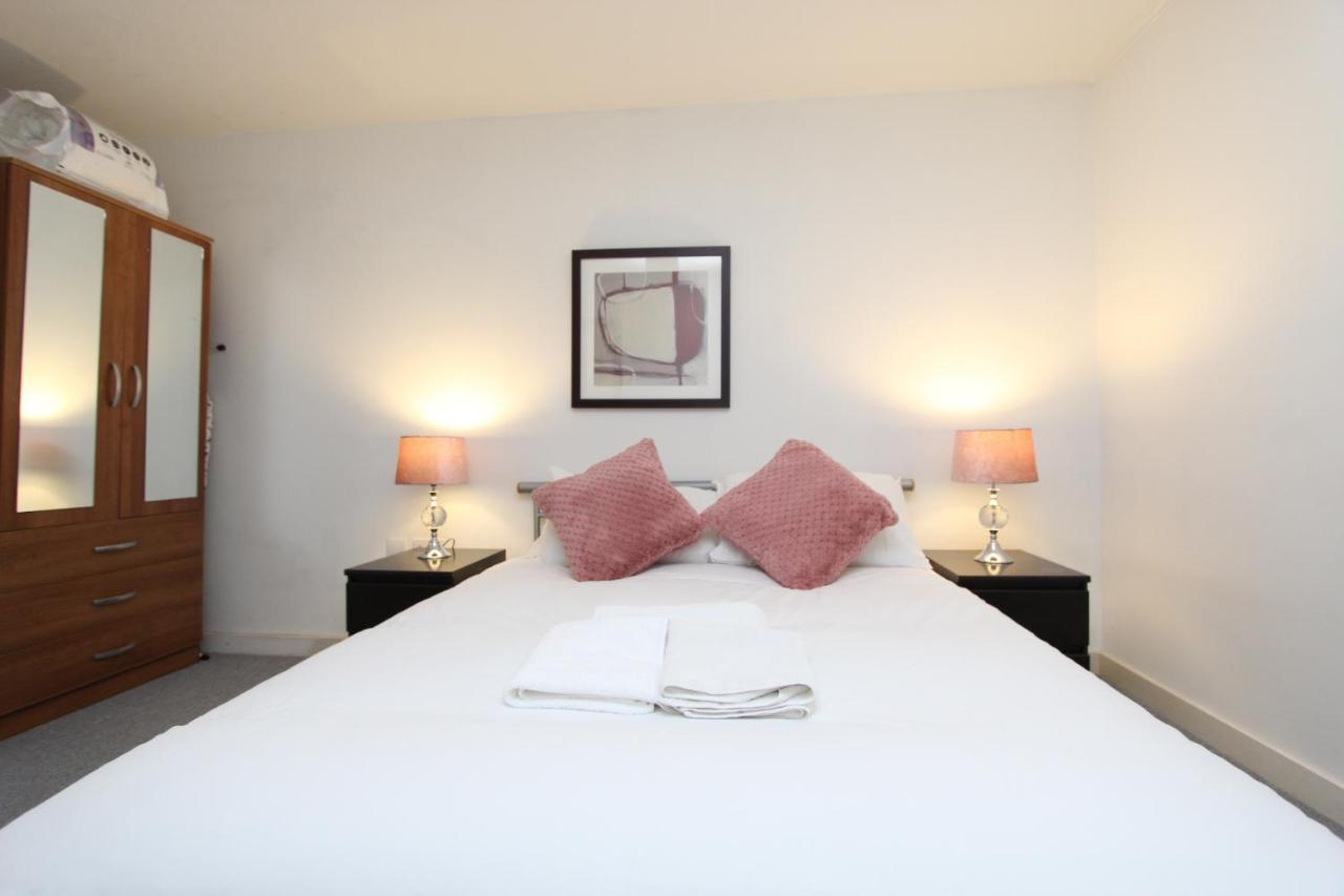 Spacious 1- Bedroom Apartment In E16 London Eksteriør billede
