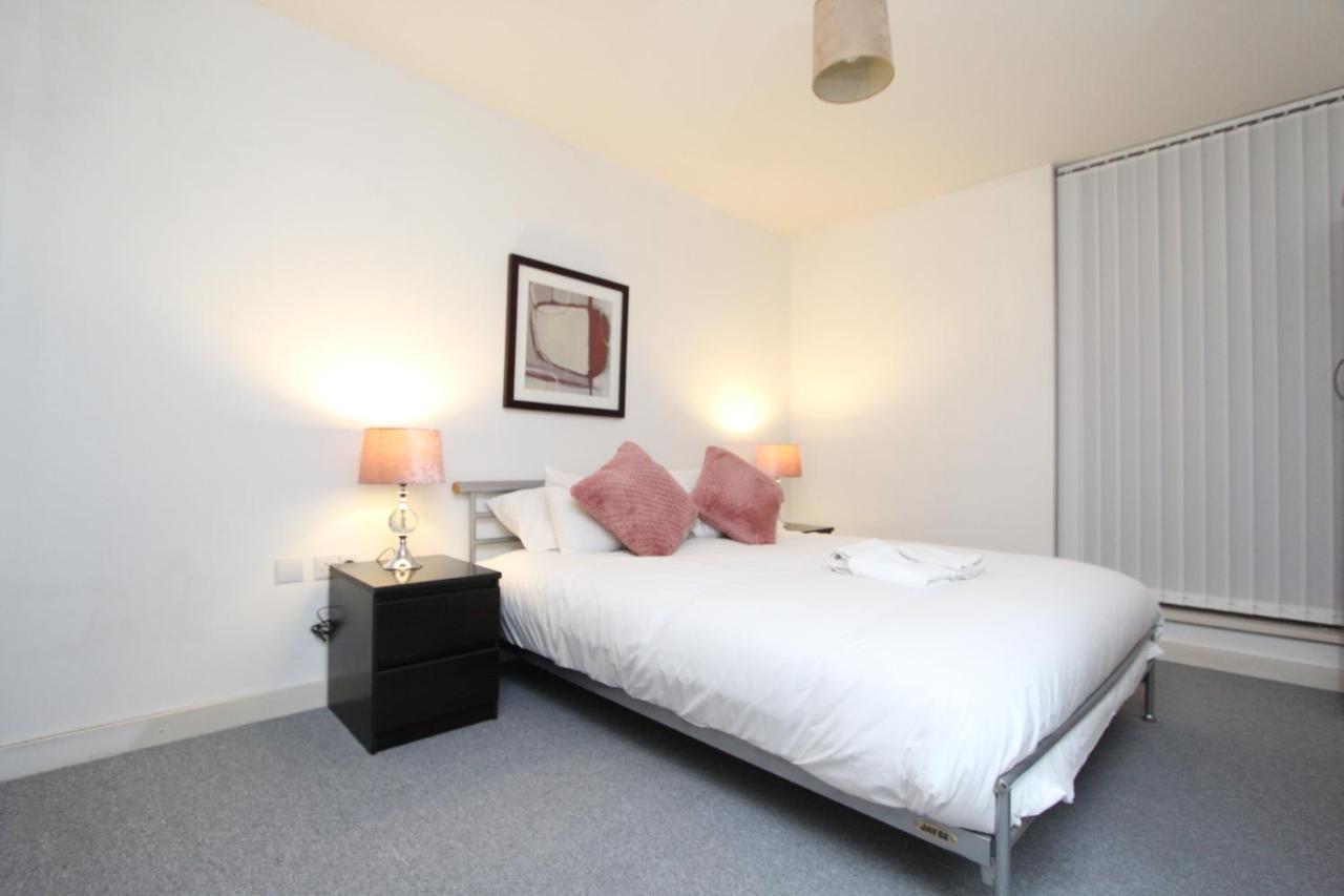 Spacious 1- Bedroom Apartment In E16 London Eksteriør billede